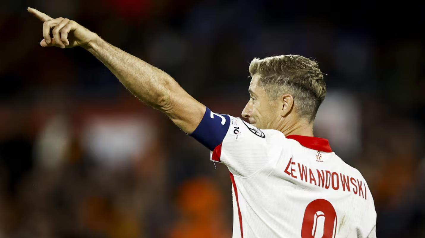 西媒：莱万这赛季上场时间少且未进球，正创生涯最差开局之一